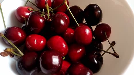 Close-up-of-a-bunch-of-cherries-on-a-white-ceramic-bowl