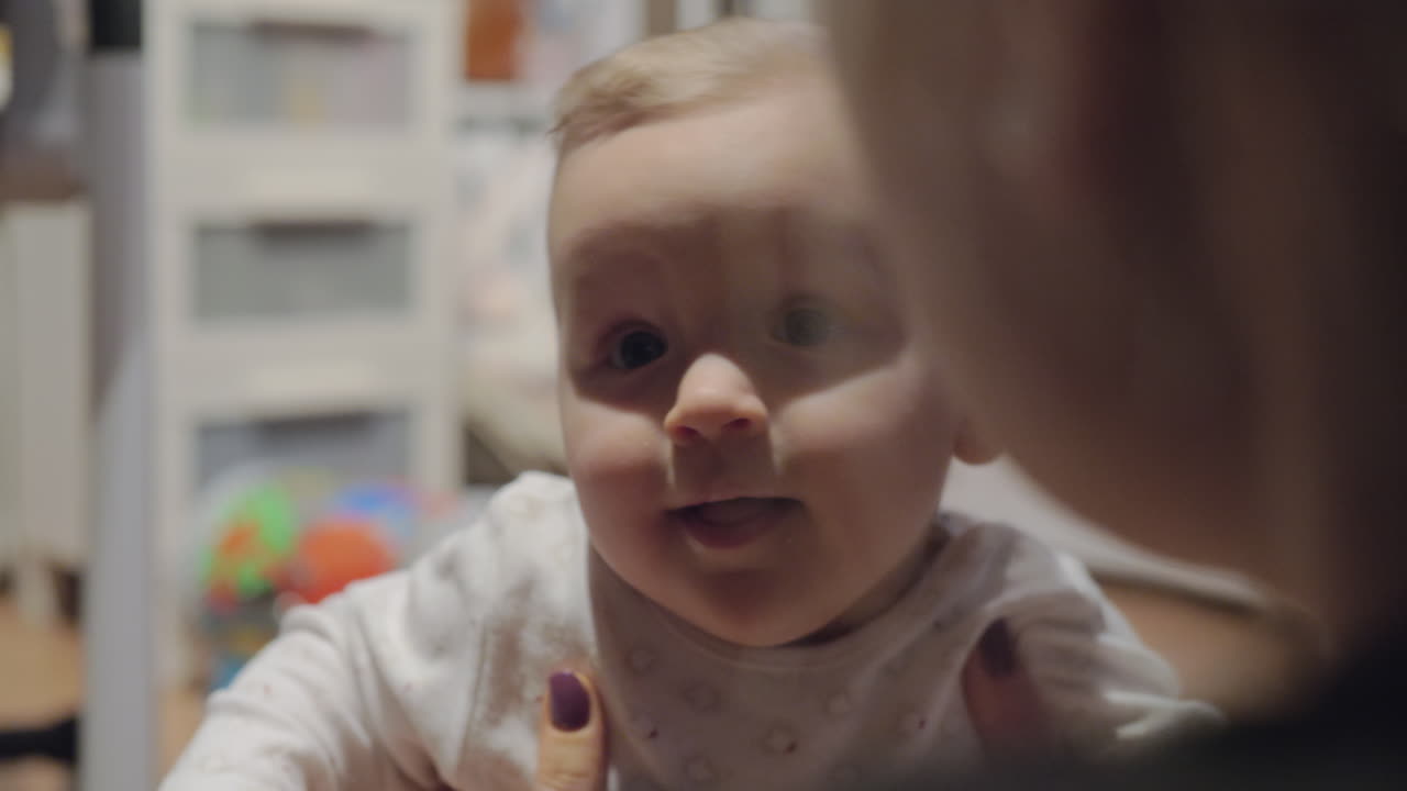 어머니의 품에 웃는 아기 소녀