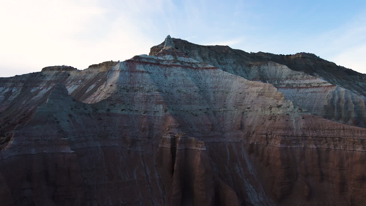 en el empuje hacia el pico de piedra arenisca, hoodoos en el parque estatal de la cuenca de kodachrome, utah