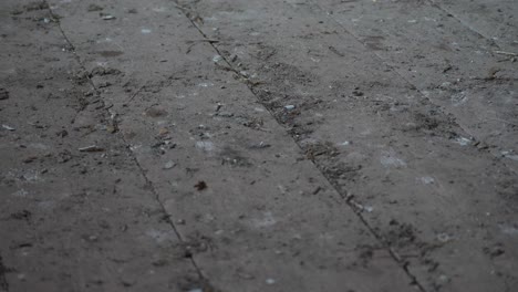 pisos antiguos polvorientos y sucios del almacén en tiro inclinado