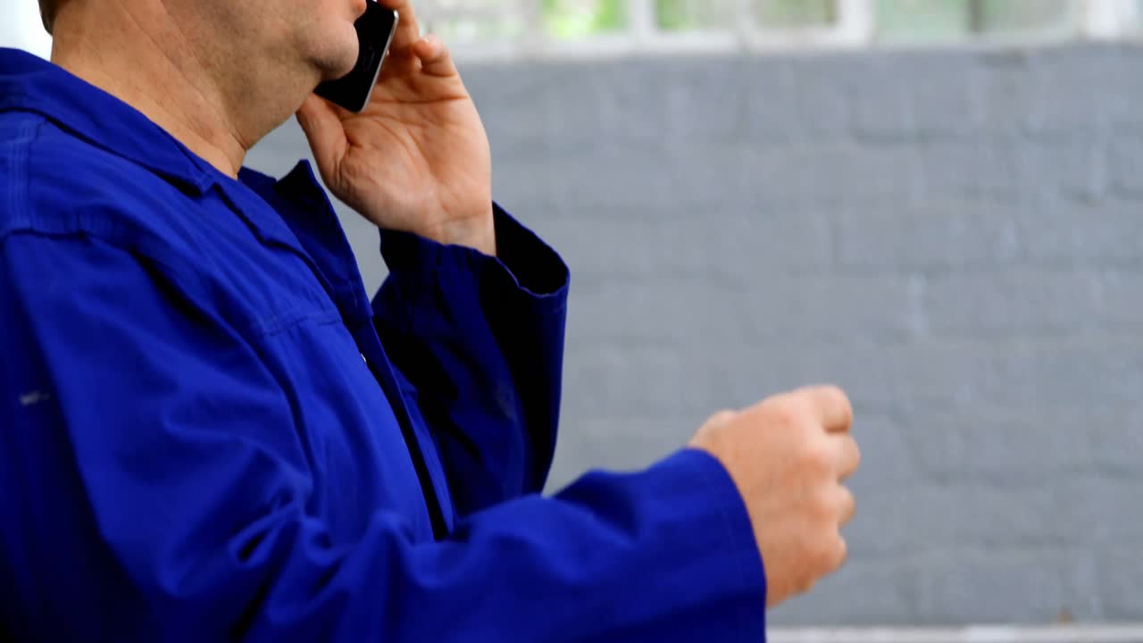 차고 4k에서 휴대 전화로 이야기하는 메카닉