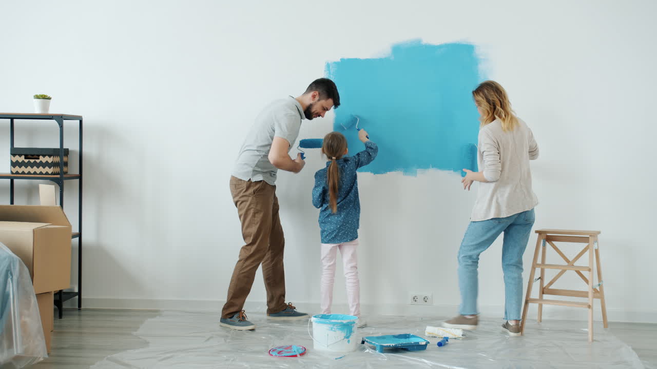 familia pintando una pared juntos