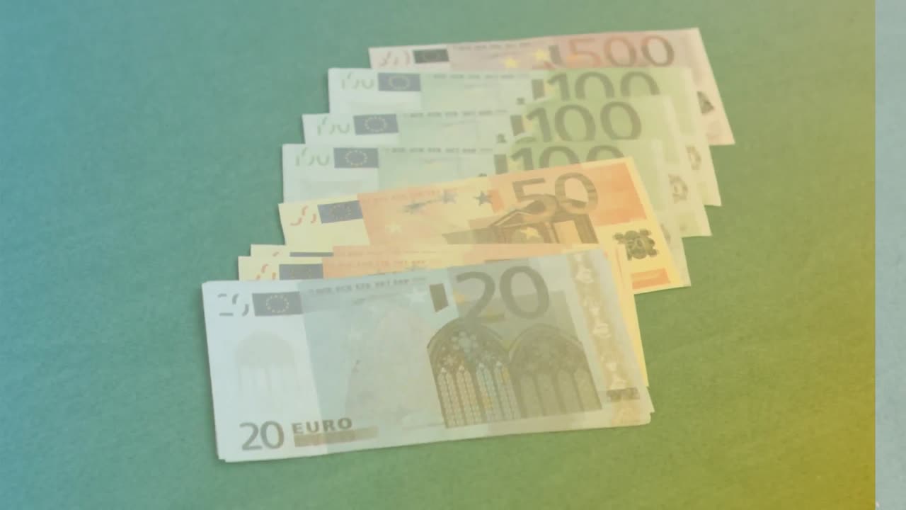 Animation af nærbillede af eurosedler mod en grøn og gul gradientbaggrund.