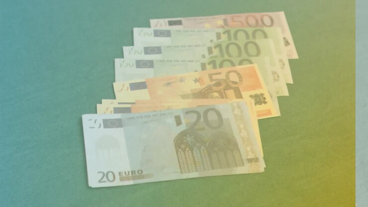 Animation einer Nahaufnahme von Euroscheinen vor einem grün-gelben Farbverlaufhintergrund.