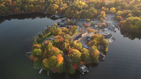 Pueblo-De-Pescadores-Con-Bosque-Otoñal-Y-Lago