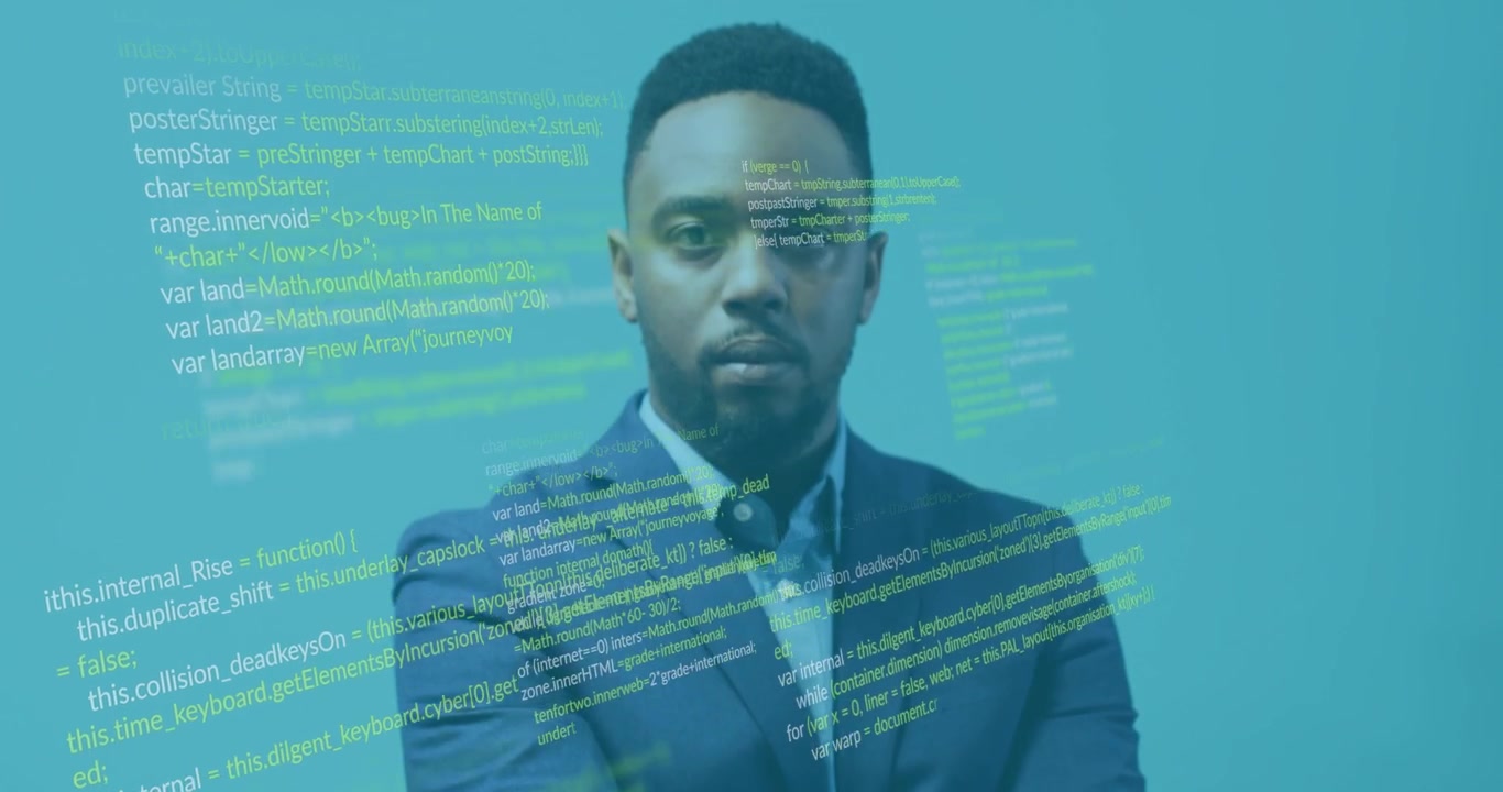 Projektionssignal sender svage kodeblokke, der driver over en mand, der står med krydsede arme, og viser data.