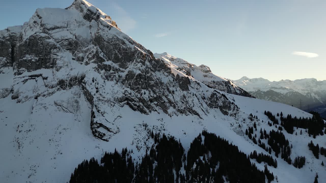 Fronalpstock İsviçre Glarus, İsviçre Alpleri'nin yanlamasına uçuşla gösterilen dağ detayları, güneşli bir arka plan eşliğinde.