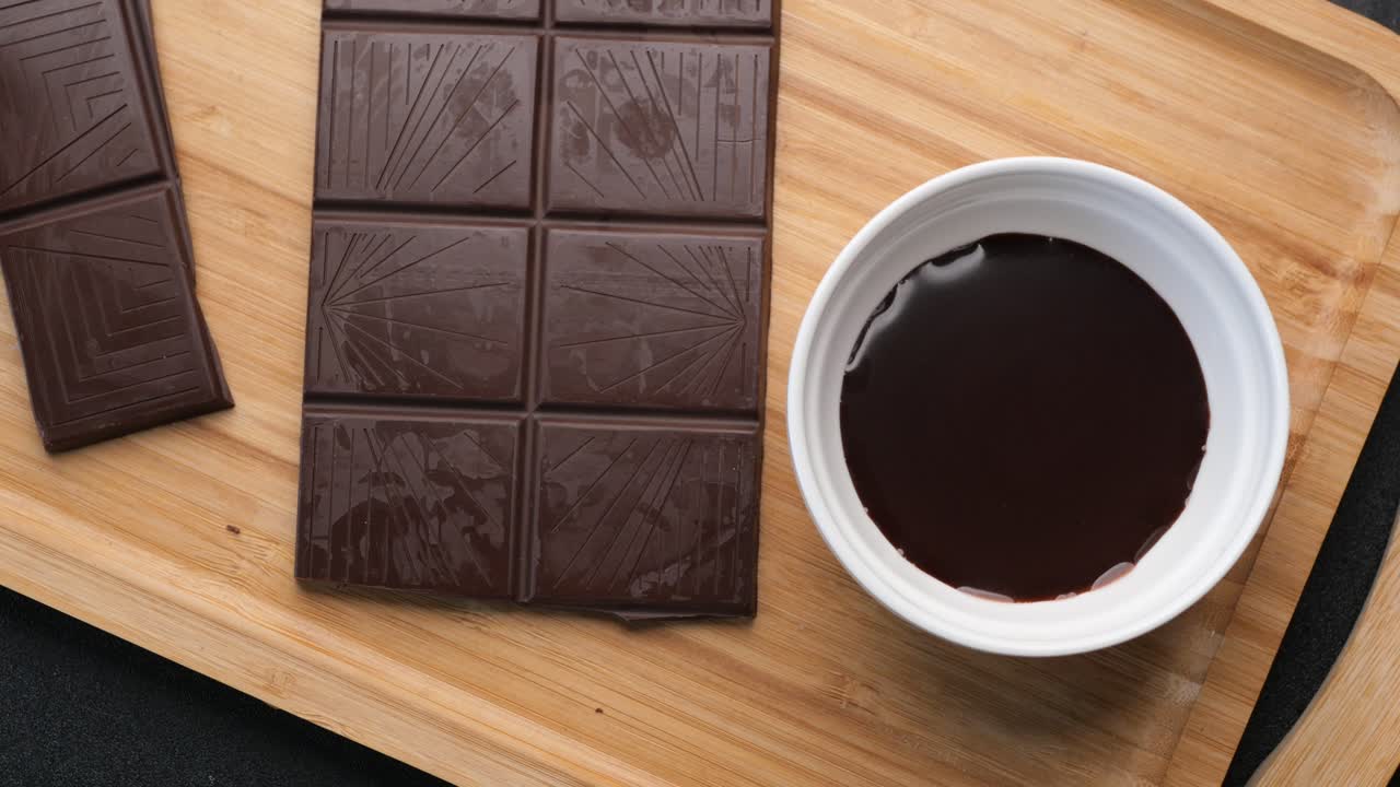 다크 초콜릿 바와 소스