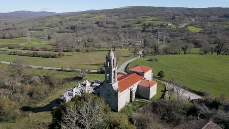 órbita aérea sobre la iglesia de santa maría de castrelo en san xoán de río al mediodía