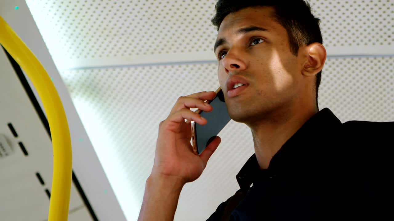 버스 4k에서 여행하는 동안 휴대 전화로 이야기하는 남성 통근자