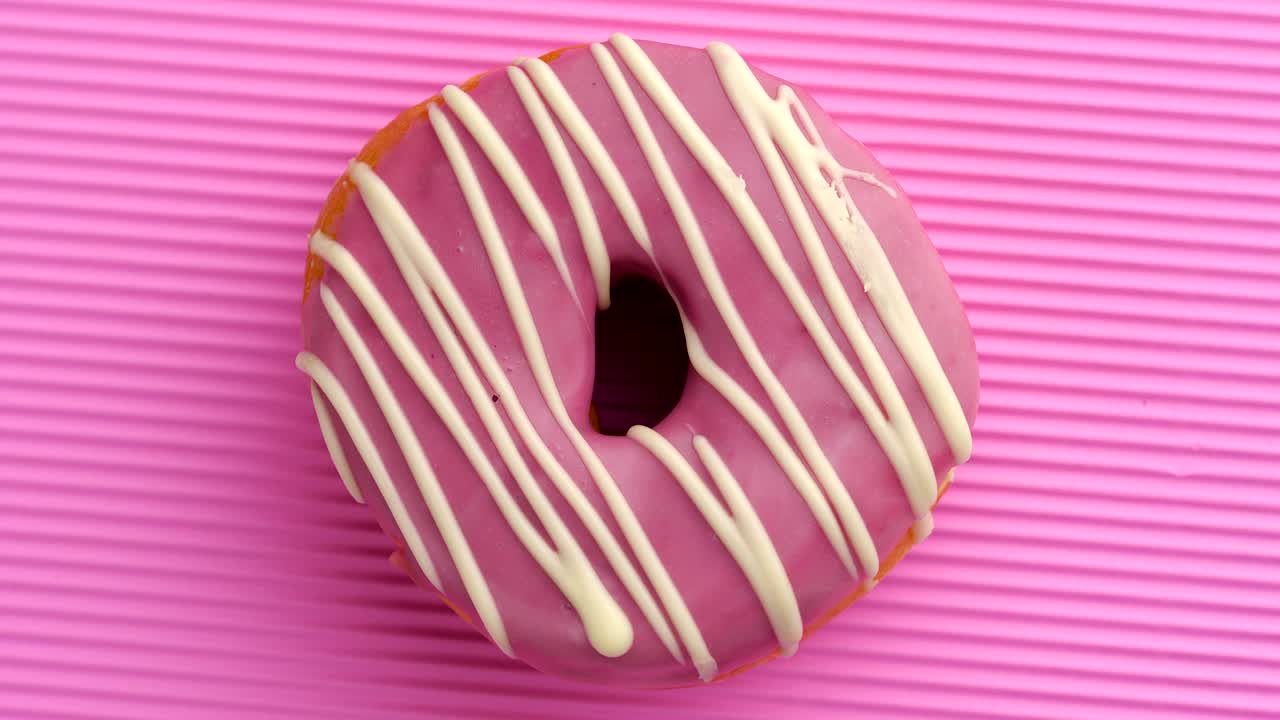 el donut glazado de primer plano.