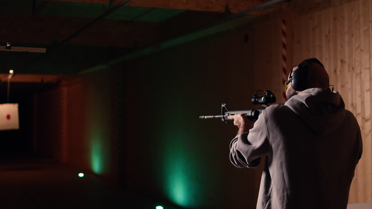 사격장 고객은 반자동 무기로 표적을 습니다.