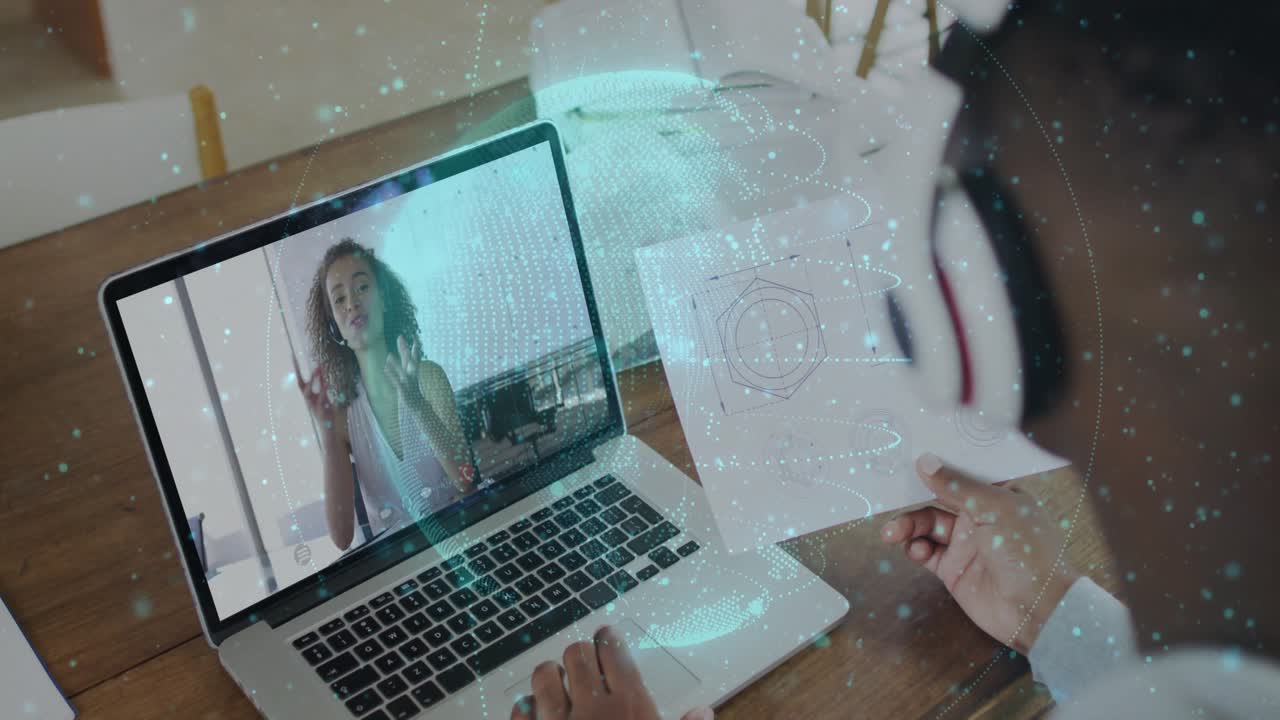 Vertikal video: Mand med headset, der skriver, viser skitse som AR-forbindelse på bærbar computer derhjemme, kopiplads
