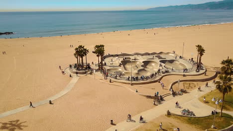 imágenes de drones sobre el carril bici y el parque de patinaje en venice beach california