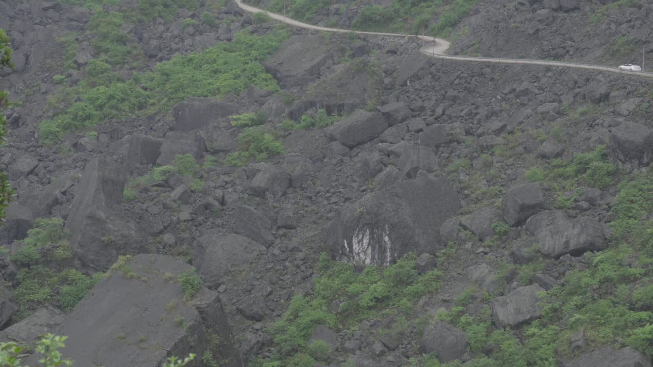 el camino reparado después de un deslizamiento de tierra masivo