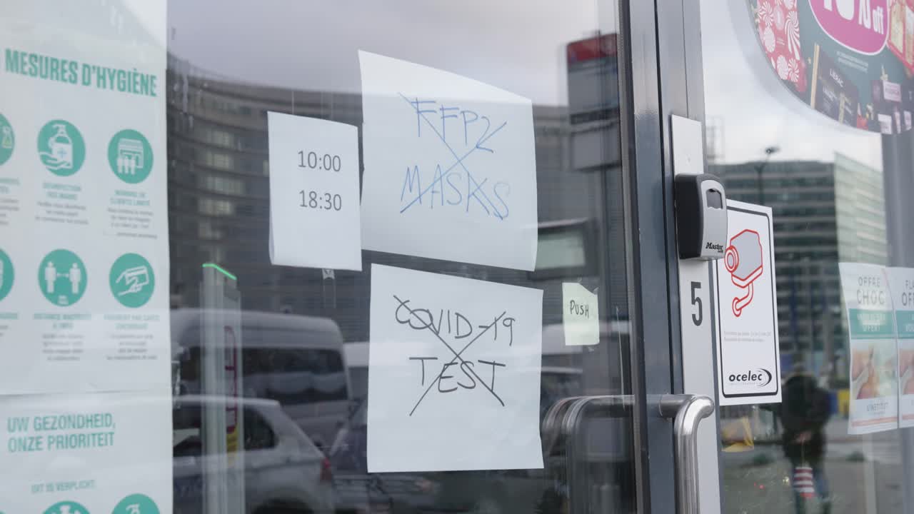 약국 앞 공지 코로나바이러스 용품 부족