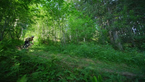 Ein-Mountainbiker-Fährt-In-Zeitlupe-Durch-Einen-Dichten-Wald