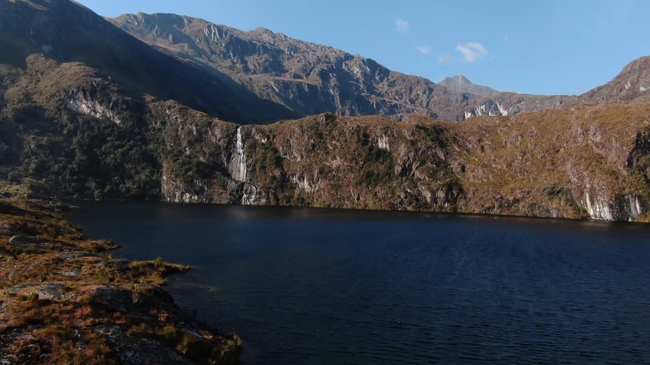 안데스 산맥에 있는 페루 후아누코 암보(ambo)에서 4k 공중 드론 영상