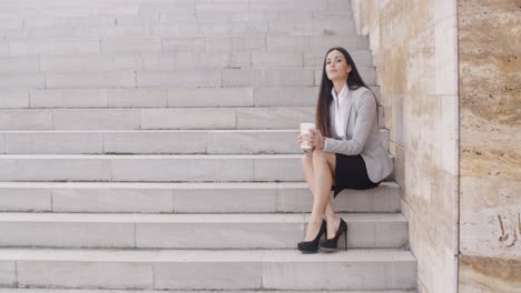 Ernsthafte-Frau-Sitzt-Auf-Der-Treppe-Im-Freien