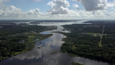 Drohnenaufnahme-Mit-Blick-Auf-Einen-Fluss-In-Gulfport,-Frau