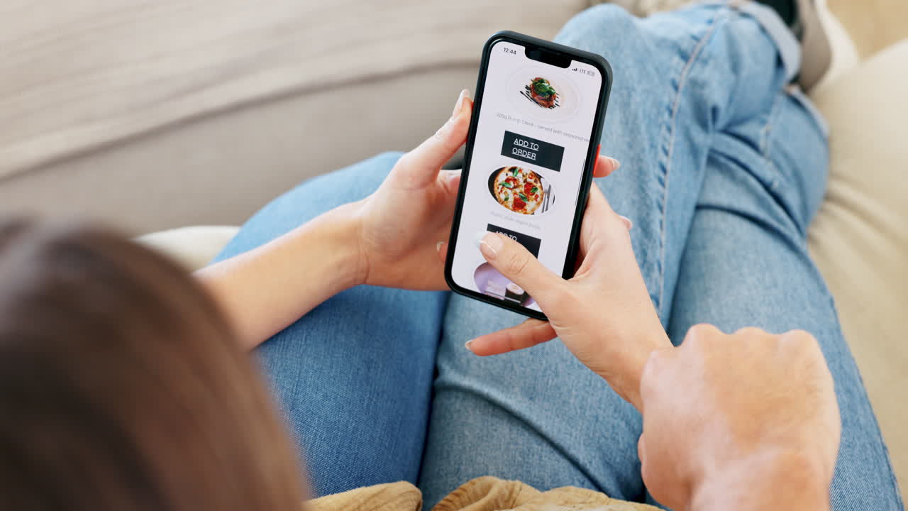 음식, 스크린 또는 휴대폰과 함께 커플의 손