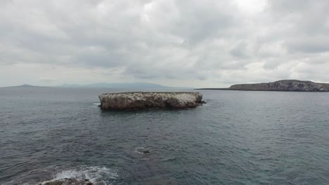 carretilla aérea en toma de drones de una gran formación rocosa, islas marietas, nayarit, méxico