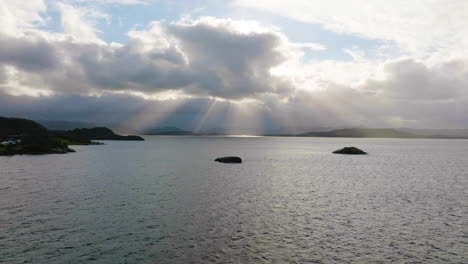 Unglaubliche-Luftaufnahme-Von-Sonnenstrahlen-Aus-Wolken-über-Dem-Meer-In-Norwegen