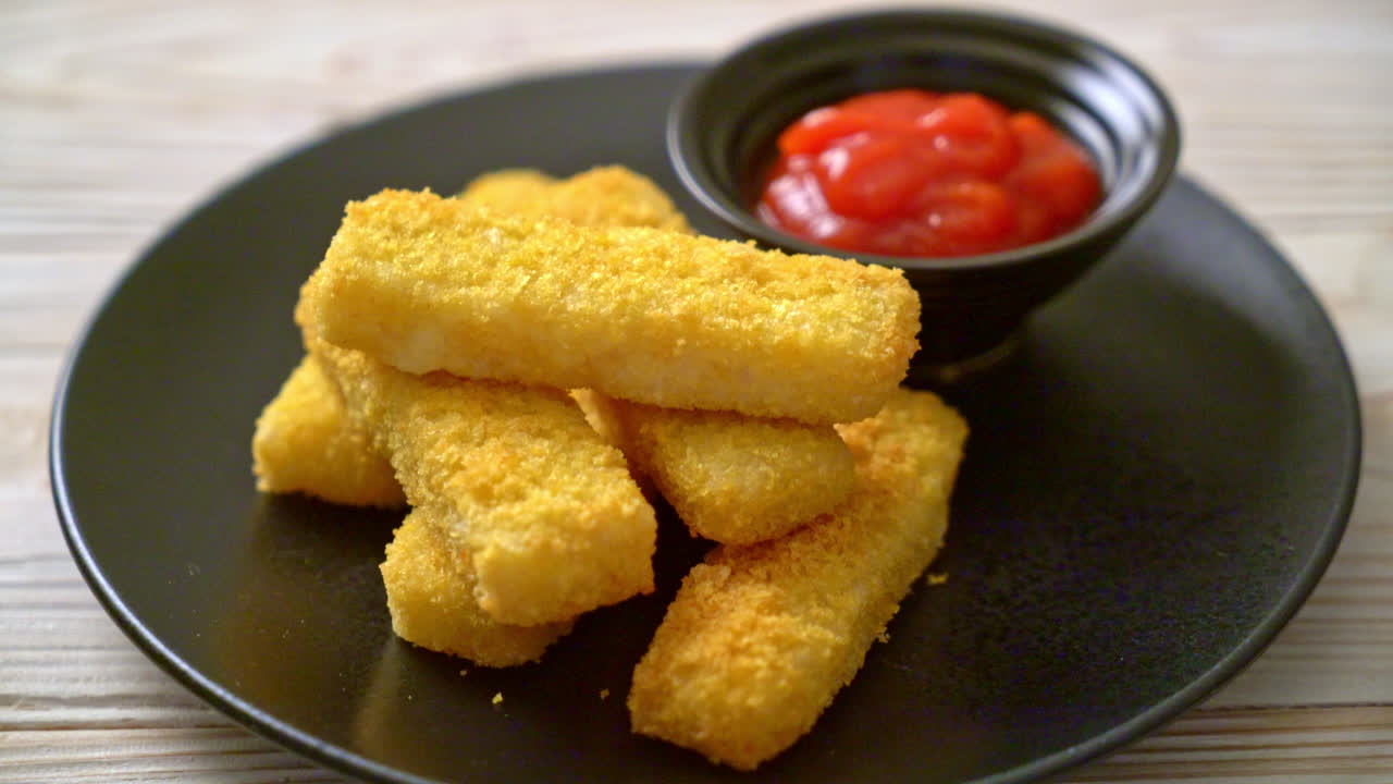 palitos de pescado fritos crujientes con ketchup