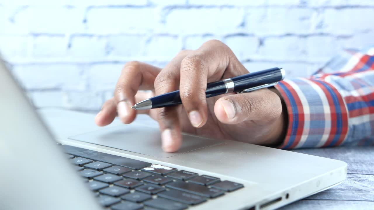 persona trabajando en una computadora portátil