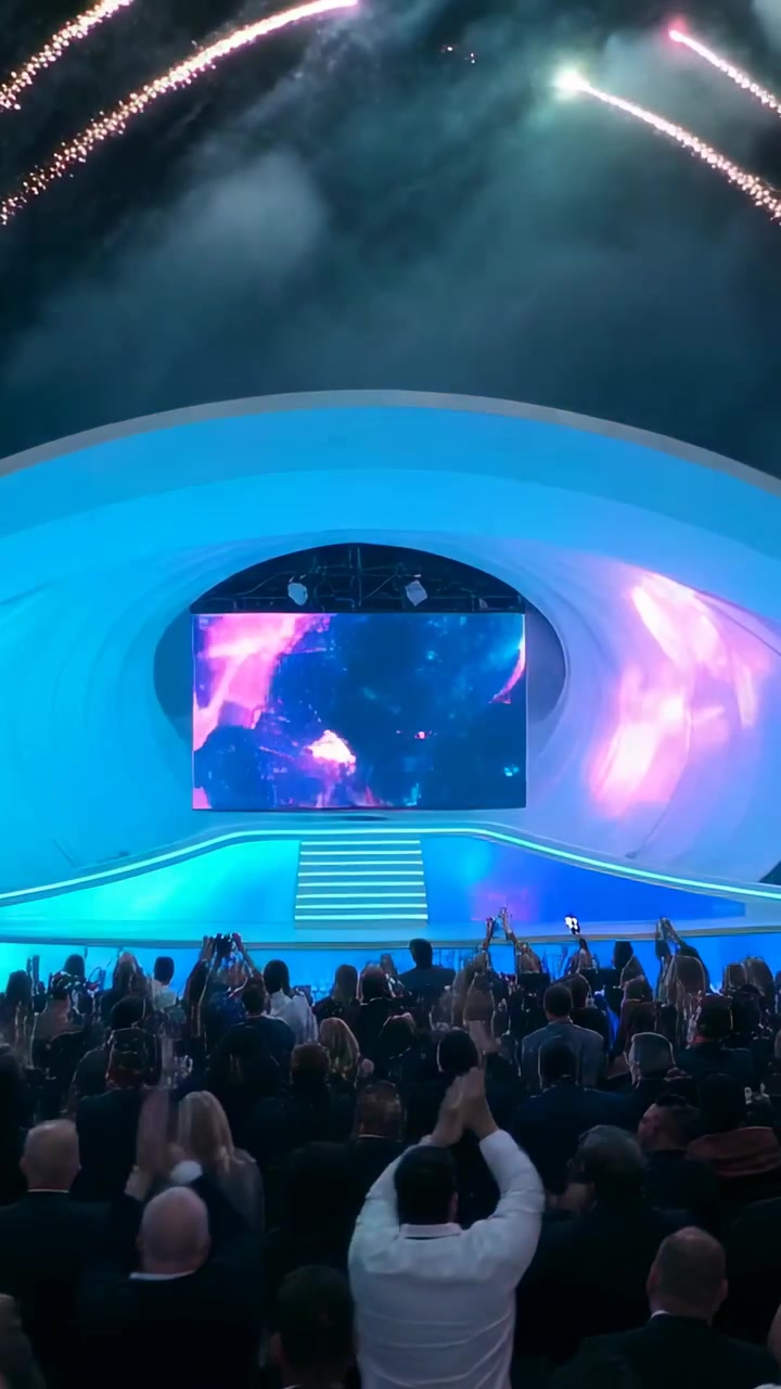 Video verticale: Folla elegante che applaude reagendo ai fuochi d'artificio di notte, filmando le immagini del palco, con i telefoni