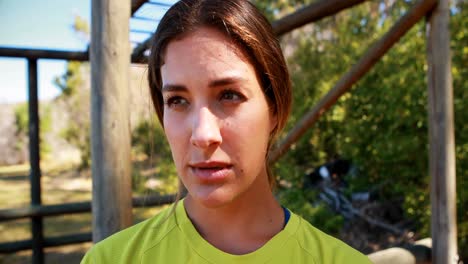 retrato de una mujer segura de sí misma de pie en el campamento de entrenamiento