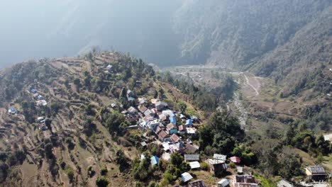 un pueblo en la cresta de una colina en las escarpadas estribaciones de las montañas del himalaya de nepal