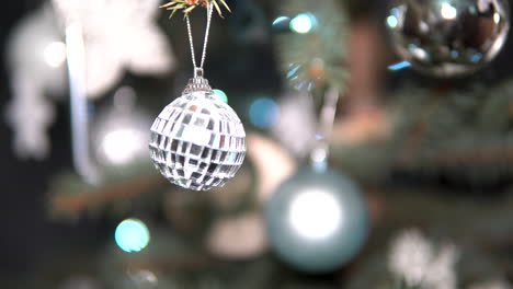 unas elegantes bolas navideñas en un árbol en casa durante la temporada de invierno