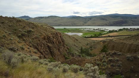 el pulso de kamloops: trípode de lapso de tiempo desde la cabeza del sendero del bucle de mara