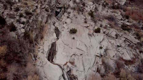 cascadas en otoño en little cottonwood canyon, utah