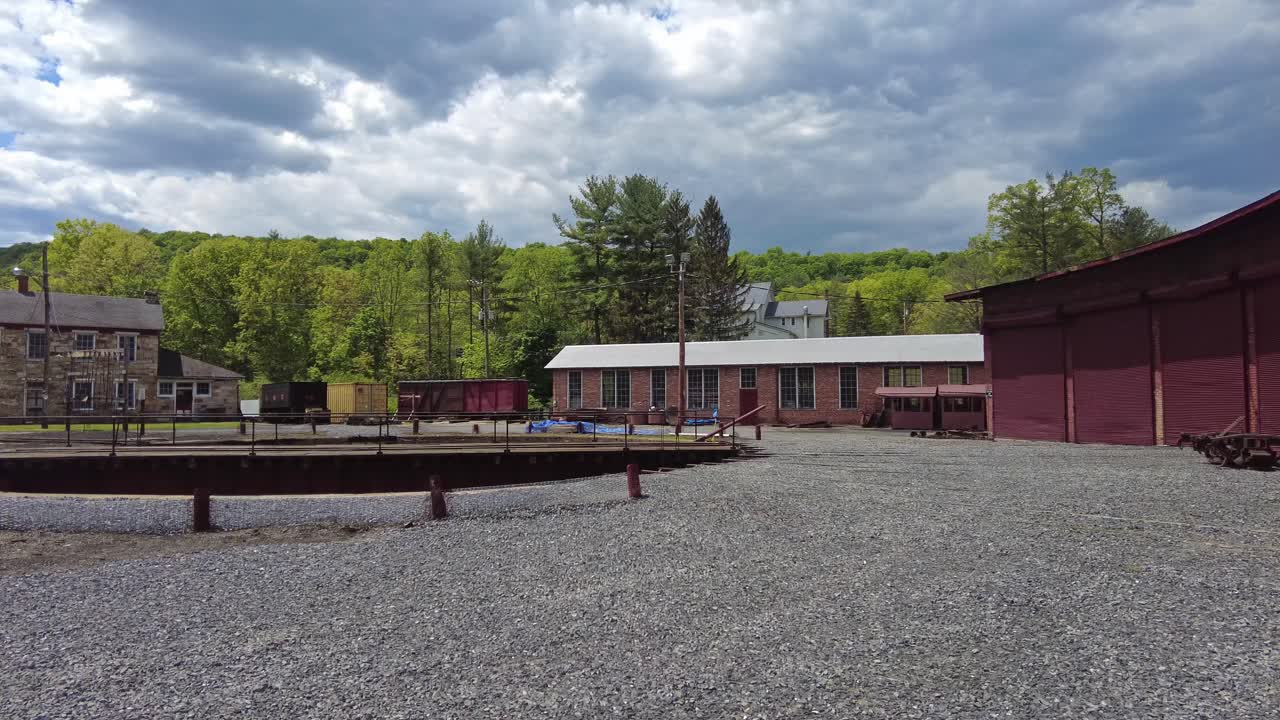 vista de una casa redonda abandonada del ferrocarril del carbón de vía estrecha y de la plataforma giratoria y del edificio de apoyo que comienza a restaurarse