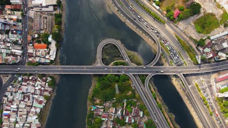 Drone-Timelapse-De-Arriba-Hacia-Abajo-Sobre-El-Río-Y-El-Puente-En-La-Ciudad-De-Ho-Chi-Minh,-Vietnam