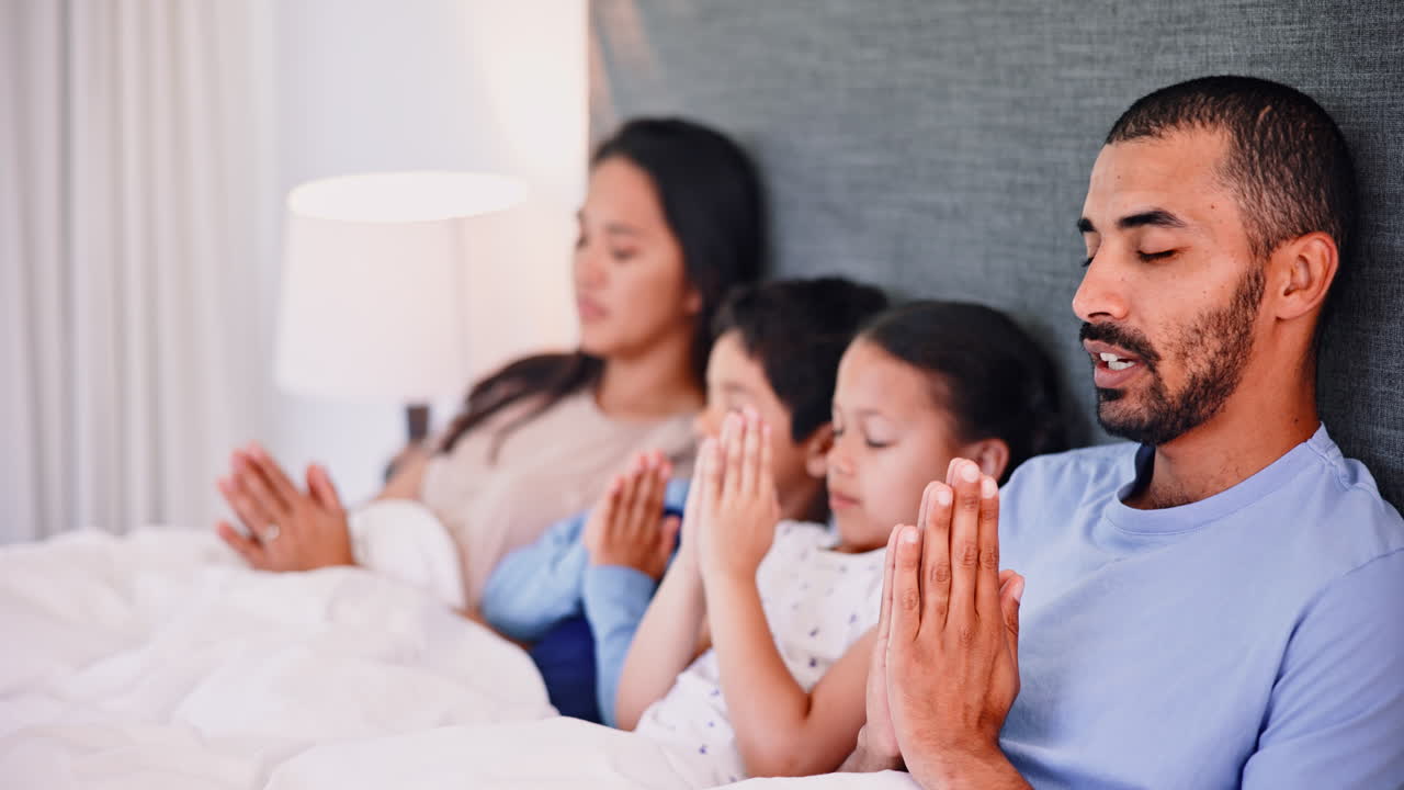가족 들 이 침대 에서 함께 기도 하는 것