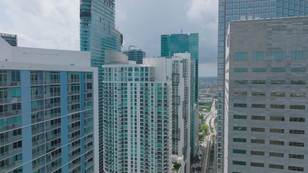 vuela alrededor de las cimas de edificios modernos de gran altura en el distrito urbano. rascacielos del centro con muchas ventanas. miami, ee.uu.