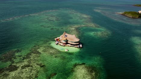 Vista-Aérea-De-Un-Albergue-Caribeño-Tropical-En-El-Océano-En-Cartagena,-Colombia