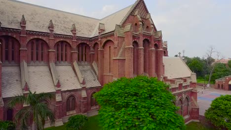 Luftaufnahme-Einer-Schönen-Alten-Kirche,-Schöne-Bäume-Und-Gras-Rund-Um-Die-Kirche