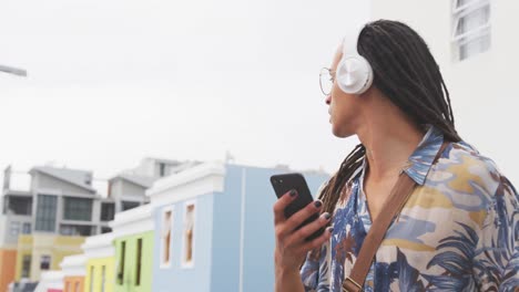 hombre de raza mixta escuchando música con auriculares
