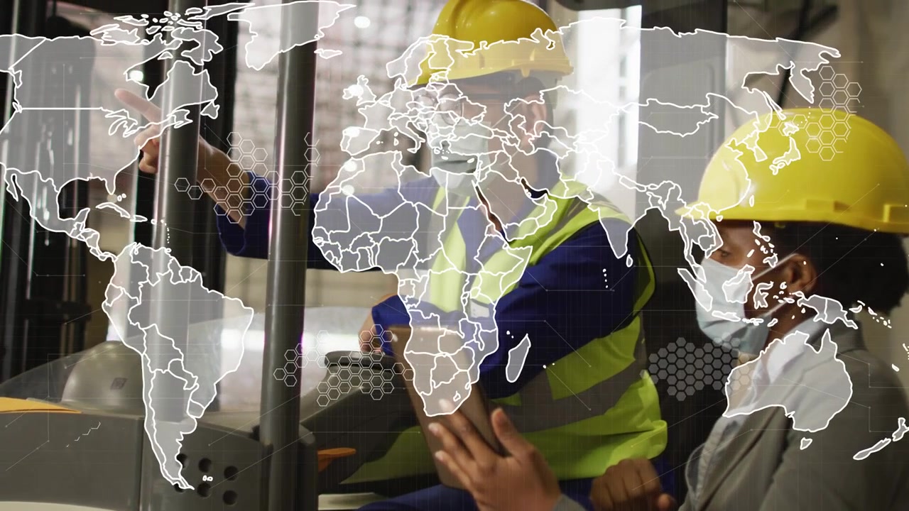 Donna che tocca un tablet, uomo che indica i controlli di un carrello elevatore con una sovrapposizione di mappa che sfuma, guidando la logistica di magazzino.