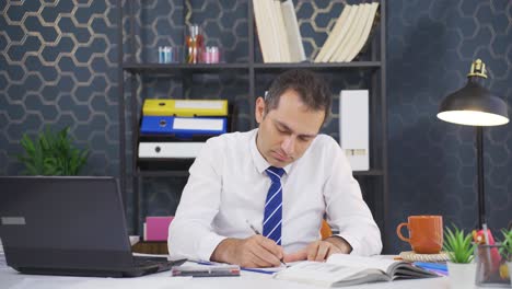 el hombre de negocios se está quedando dormido.