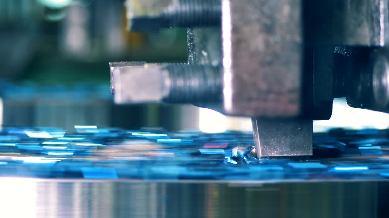 는 도구는 금속을 자릅니다. 금속 가공 작업.