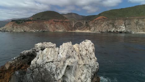 Luftbrummen-Stockvideo-Von-Bixby-Bridge-Highway-Mit-Wasser-Und-Ufer-Unten-In-Big-Sur-Monterrey-Kalifornien