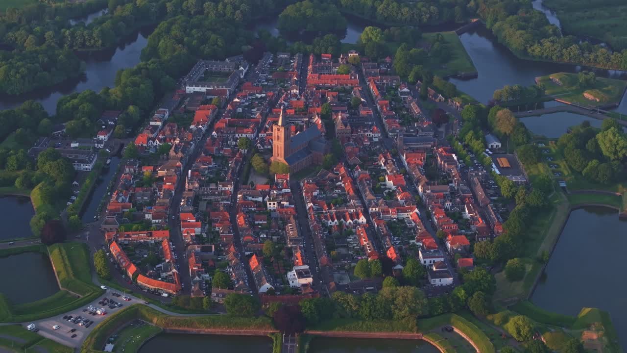 Luftfoto af Naarden med by, fæstning, solnedgang, der viser et naturskønt historisk landskab i Holland