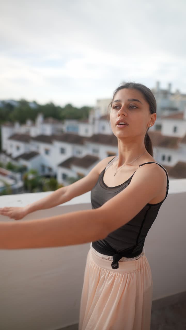 bailarina de ballet en el balcón