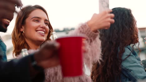 amigos, teléfono y selfie para la fiesta