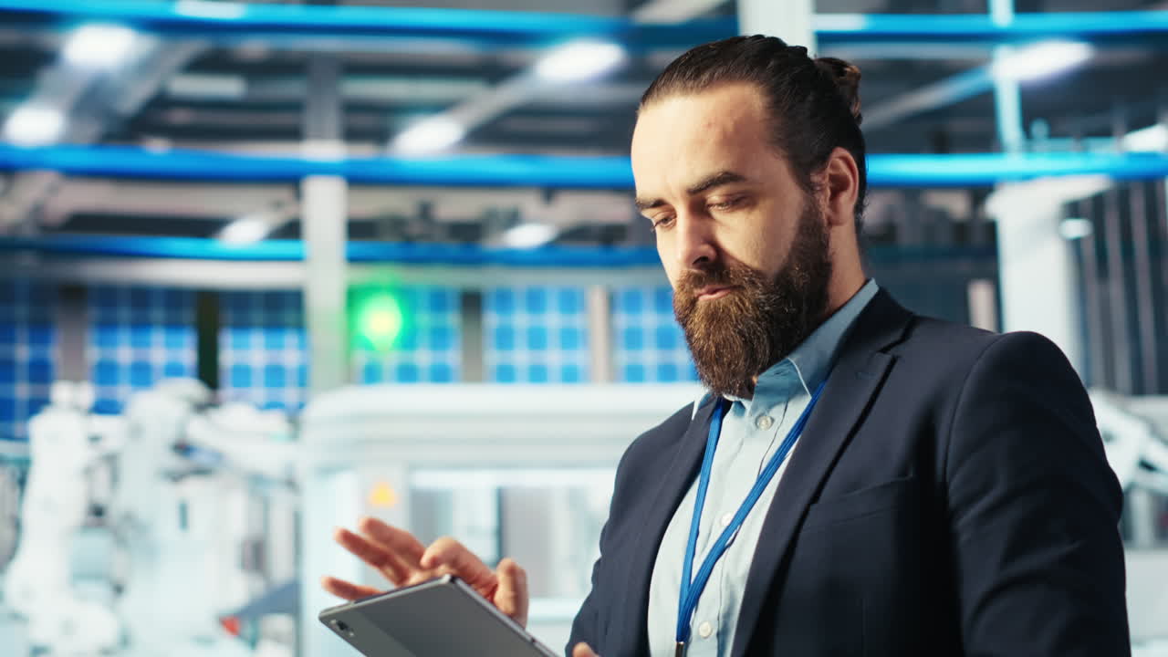ingeniero de una fábrica fotovoltaica con una tableta mejorando la eficiencia de los paneles solares